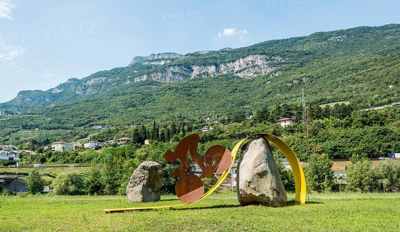 Sculpture racing cyclist bikes downhill
