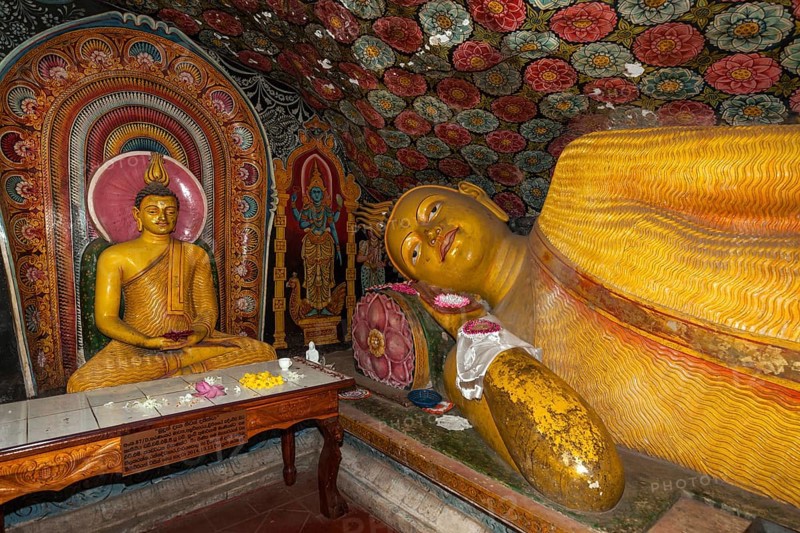 Reclining Buddha statue
