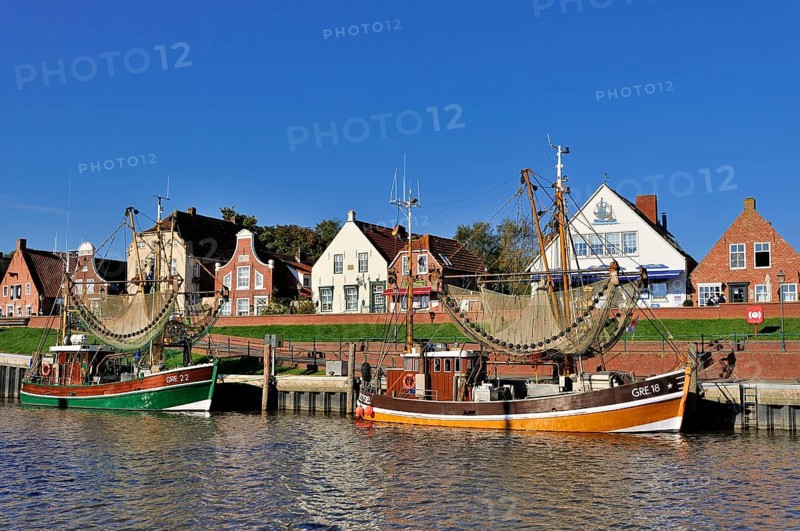 Crab cutters in the harbor
