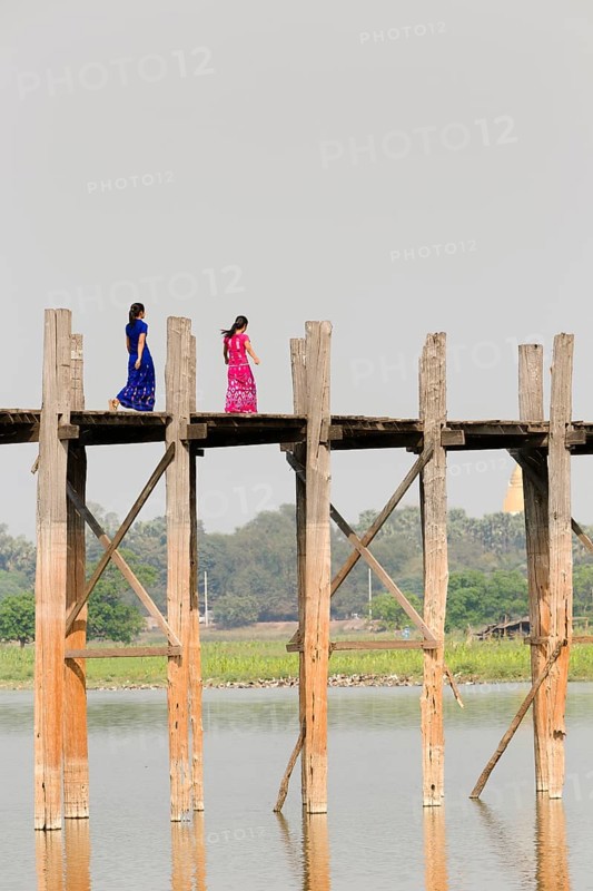 People crossing U Bein bridge