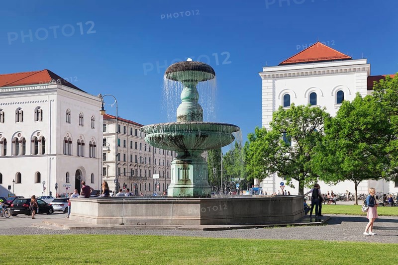 Fountain in front of Ludwig Maximilian University