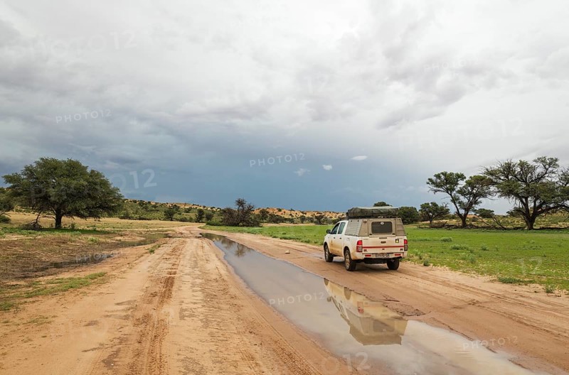 Tourist vehicle during the rainy season in the Aoub riverbed