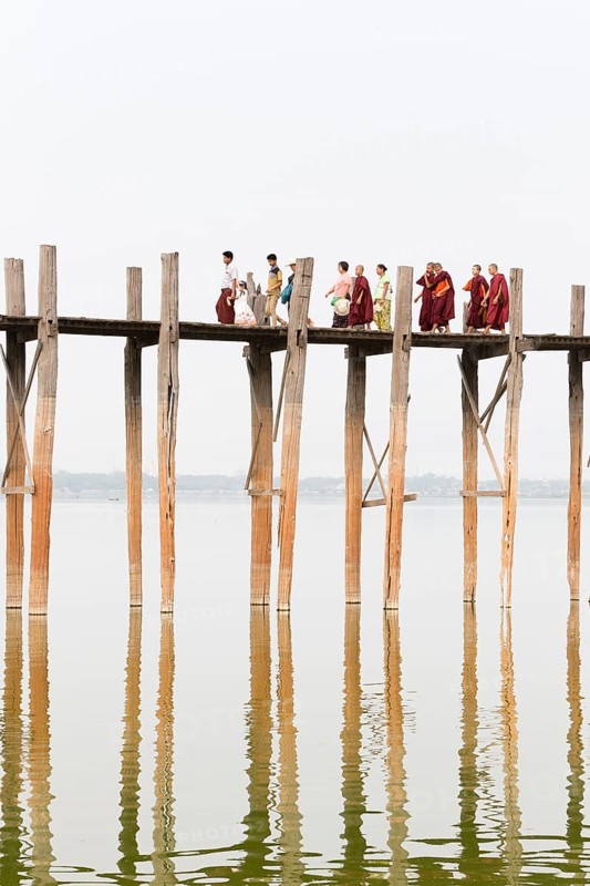 People crossing U Bein bridge