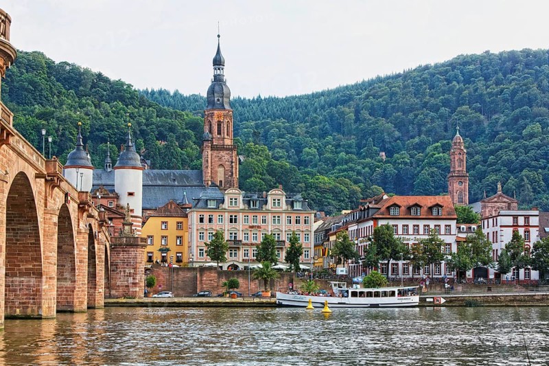 Historic centre with Karl Theodor Bridge