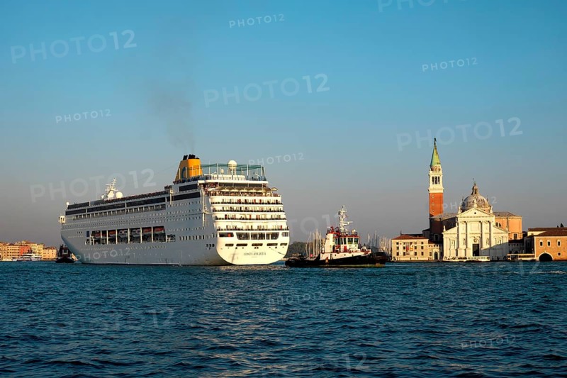 Cruise ship in front of the Chiesa San Giorgio