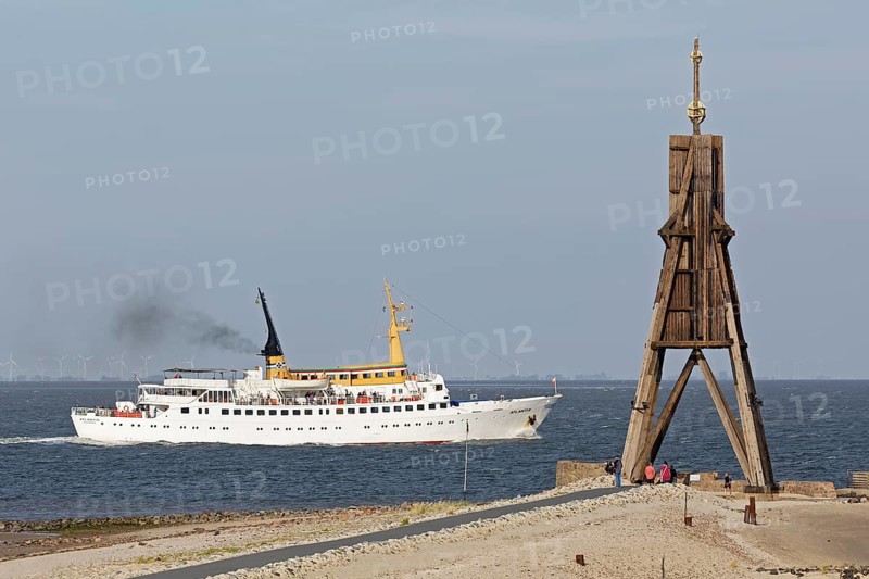 People steamer in front of Kugelbake