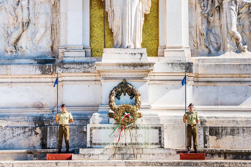 Soldiers guarding tomb of the unknown soldier