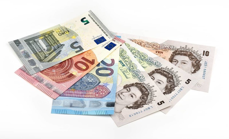 Fan with euro and pound sterling
