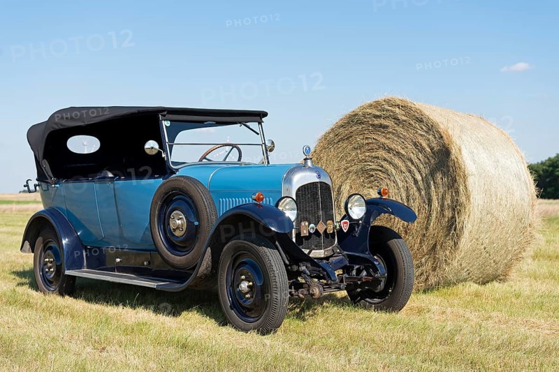 Oldtimer Citroen B10 in hay field