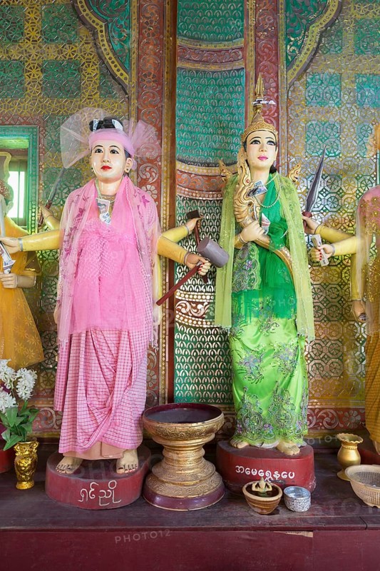 Mahagiri Nats statues