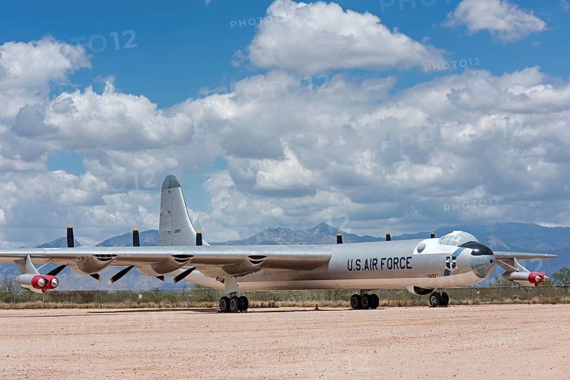 Strategic long-range bomber with six propellers and piston engines
