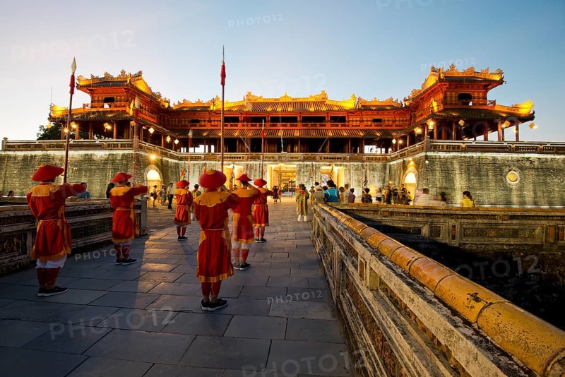Vietnamese sentries in front of the noon gate