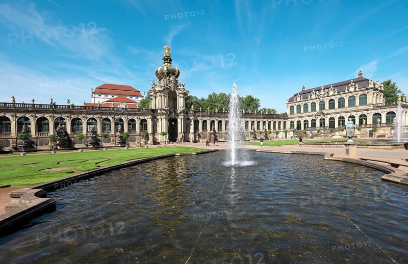 Fountain in front of kennel with Kronentor