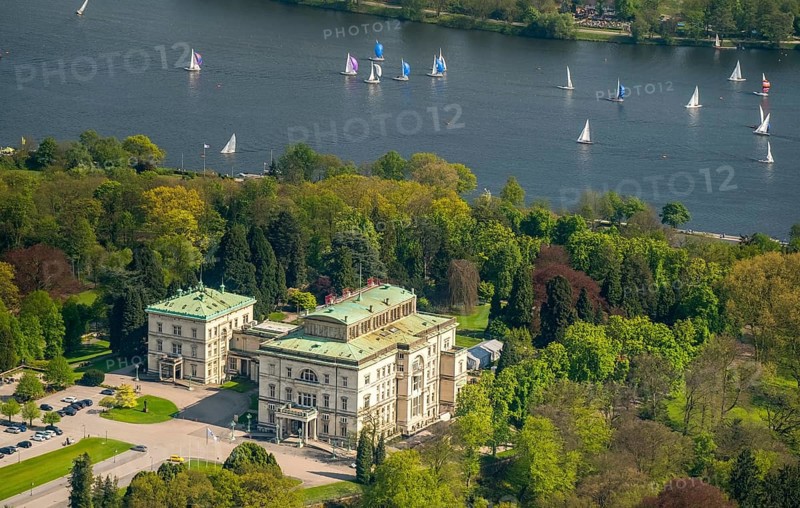 Villa Hugel with sailing boats on Lake Baldeney