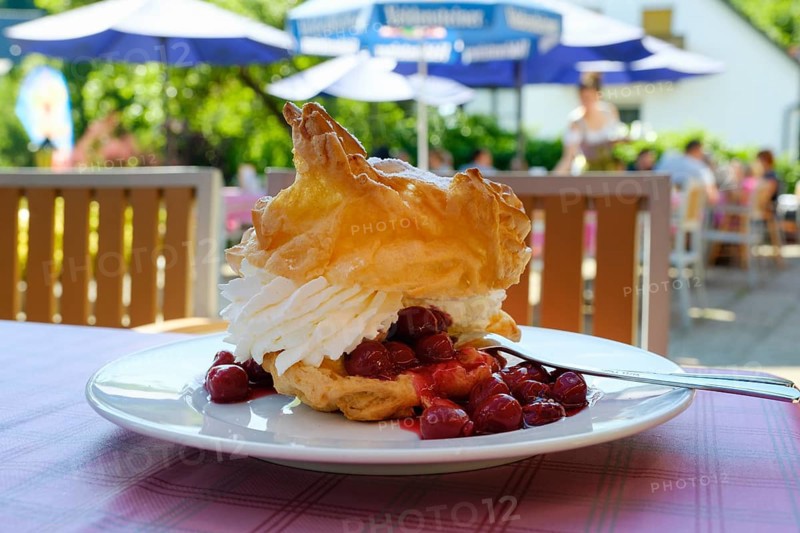 Windmuff with cherries