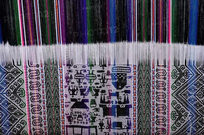 Weaving of fabrics with typical patterns