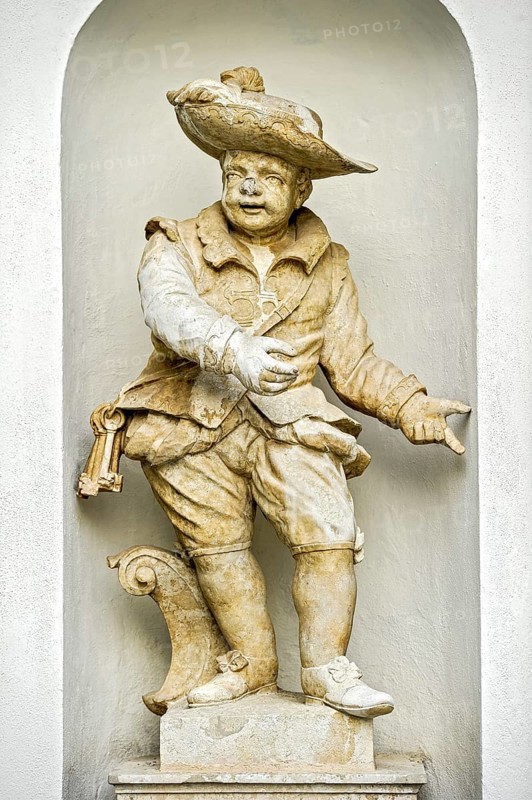 Stone figure of the cellar master at the portal of Hirschberg Castle