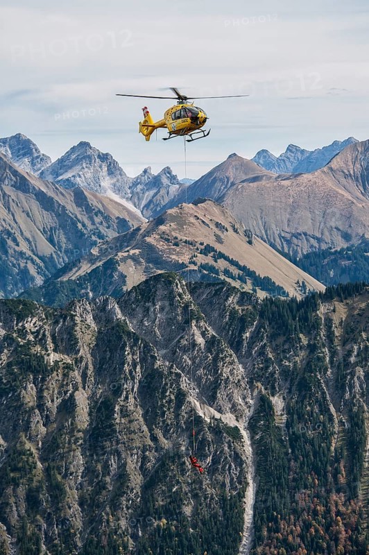 Mountain rescue by helicopter on the Fellhorn ridge