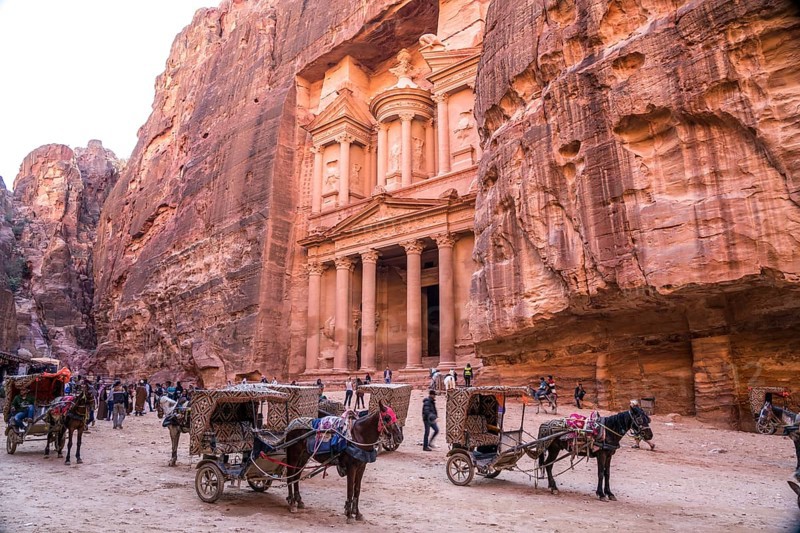 Carriages in front of the treasure house of Pharaoh Khazne al-Firaun