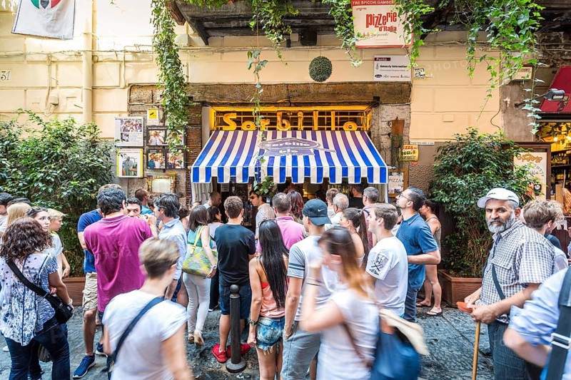 People in front of famous Gino Sorbillo Pizzeria