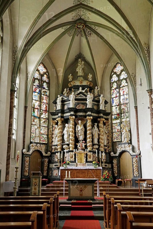 Chancel with altar by Wilhelm Spliethoven