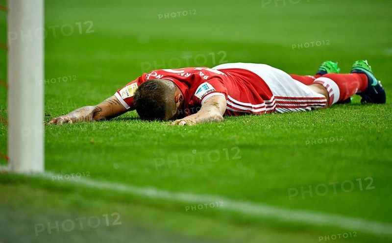 Rafinha lying on ground