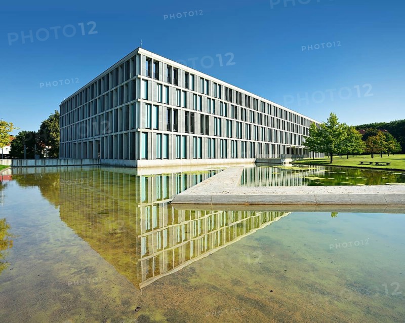 Federal Labour Court reflected in Wasserbassin