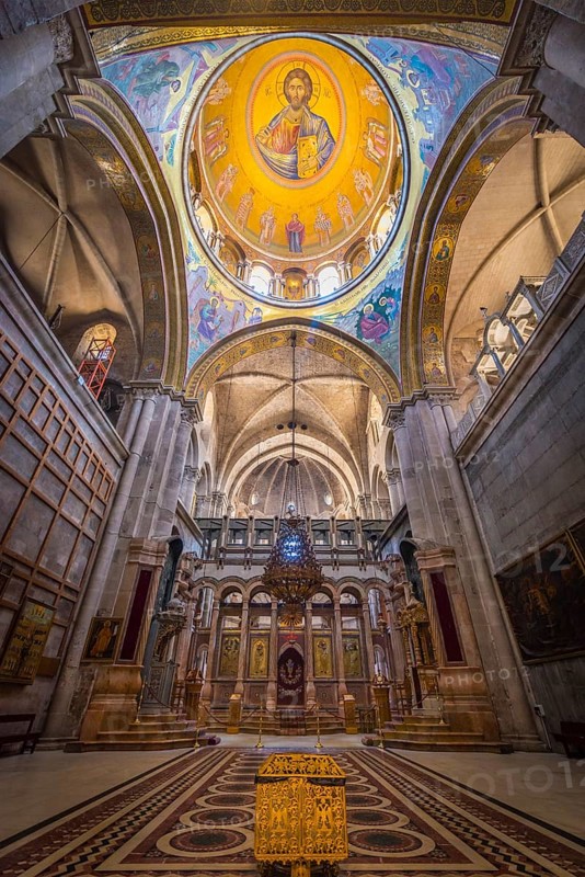 Middle nave with altar