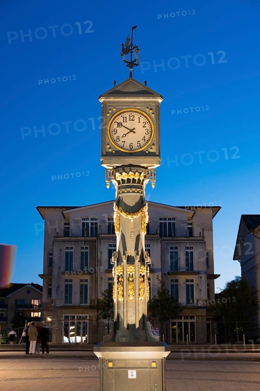 Jugendstiluhr at dusk