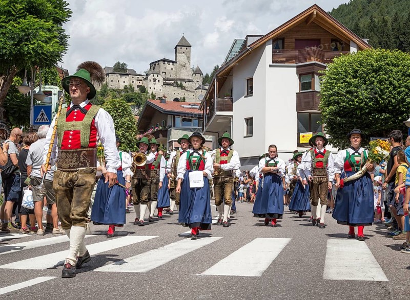 Traditional procession behind Taufers Castle