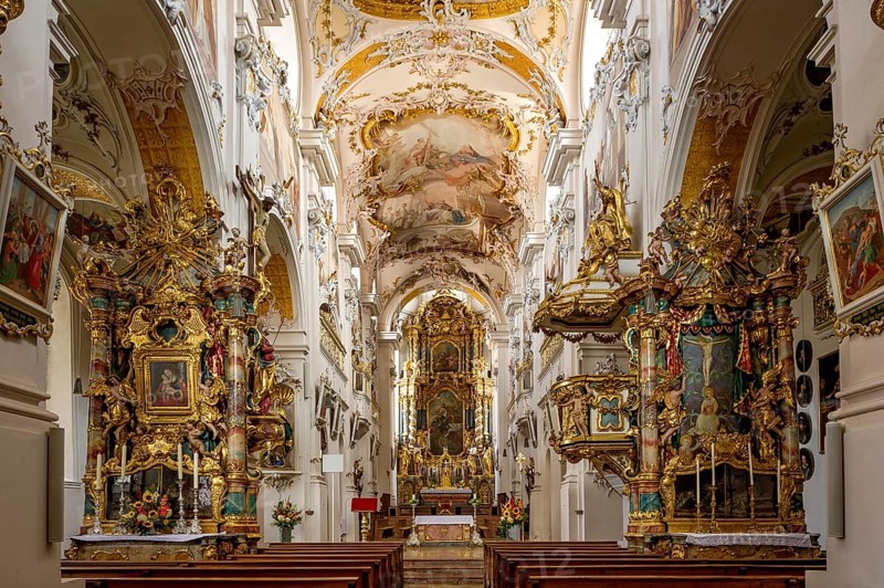 Nave with altars