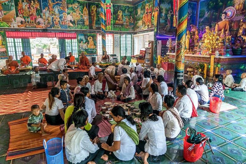 Locals eating together in the temple of Phnom Sasear