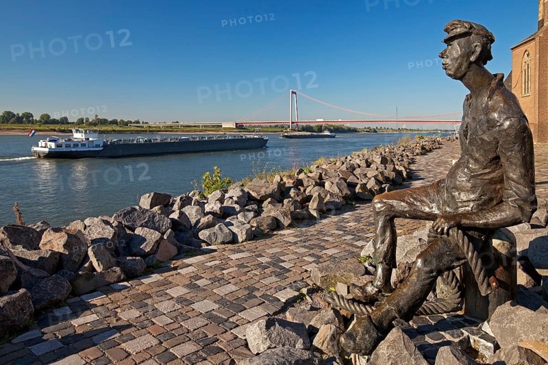 Bronze sculpture Rhine boatman on the banks