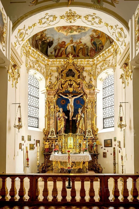 Choir with baroque high altar and Scheyern relic of the cross