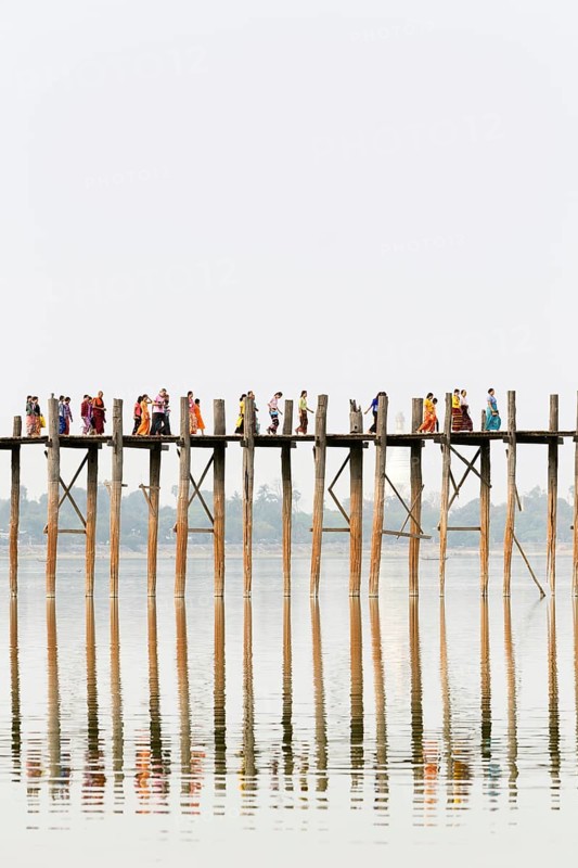 People crossing U Bein bridge