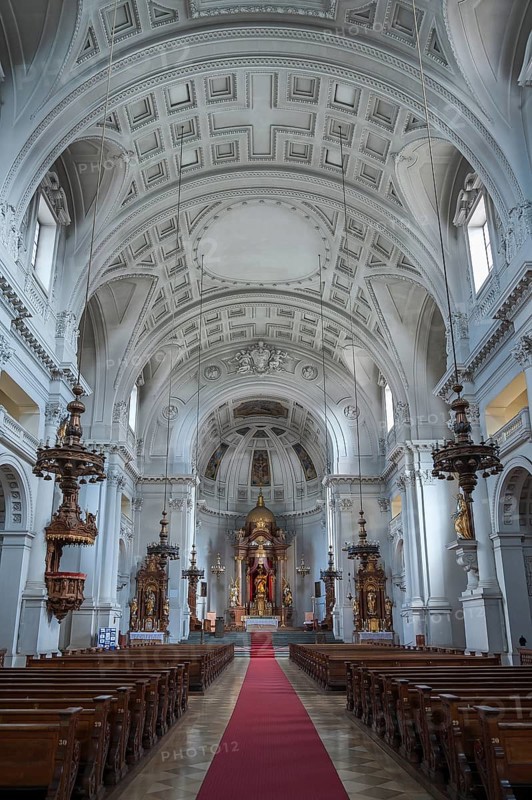 Middle nave with main altar