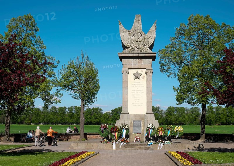 Monument to the meeting of Allied forces
