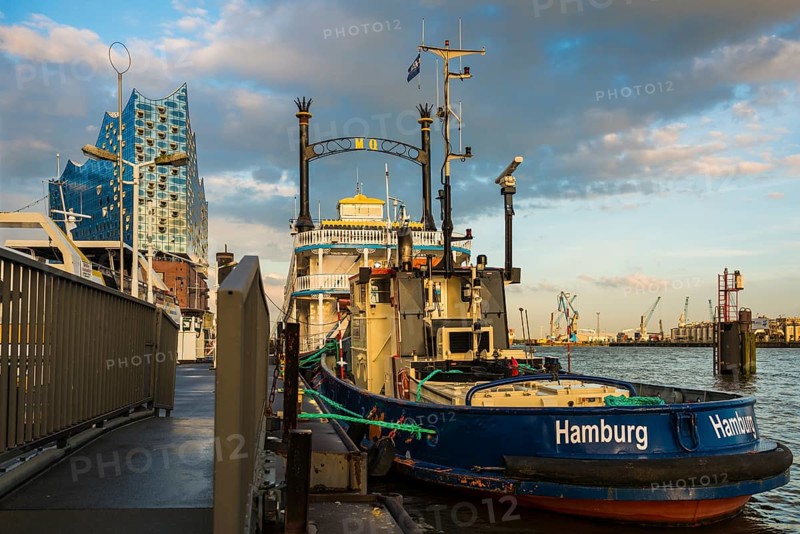 Elbphilharmonie and fishing boat