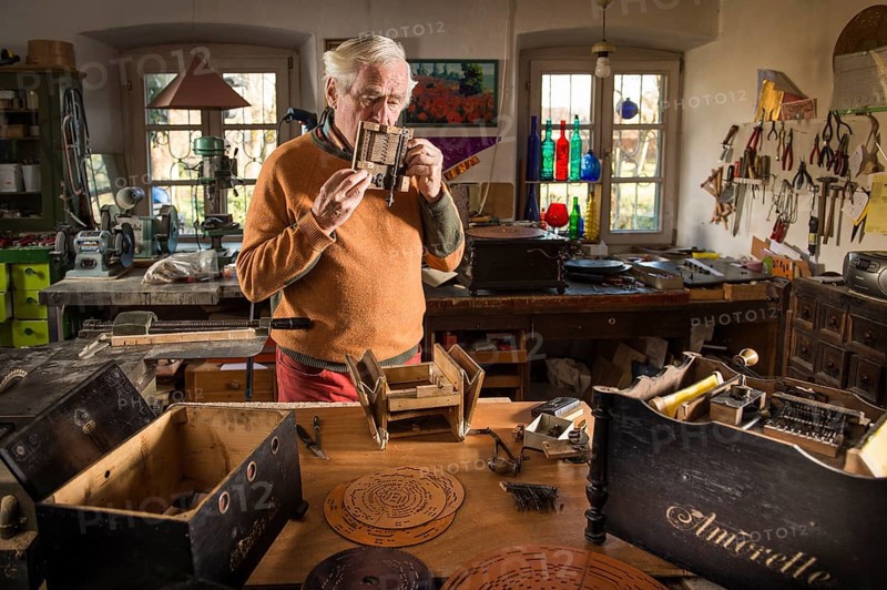 Barrel organ builder