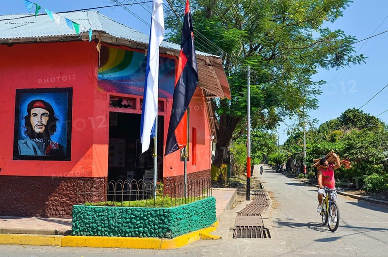 Painting with Che Guevara on the Casa del Frente Sandinista