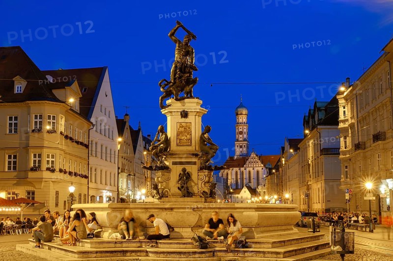 Hercules Fountain at dusk