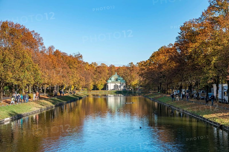 Hubertusbrunnen with Nymphenburg Canal