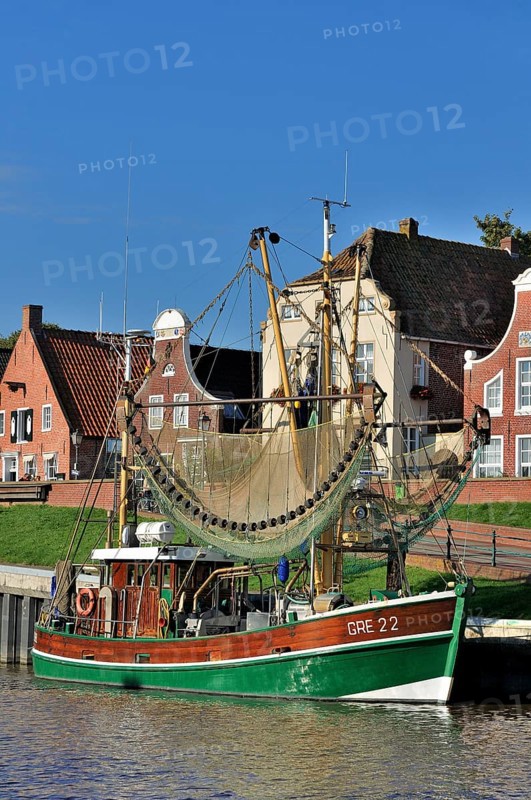 Crab cutters in the harbor