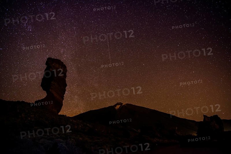 Roque Cinchado and Teide vulcano with starry sky