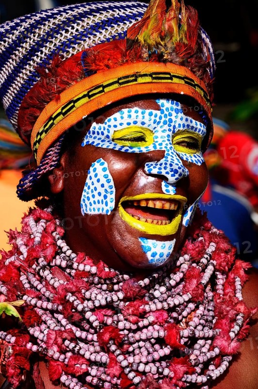 Woman of the Marowa Welda applying makeup for the annual sing-sing Festival in Goroka