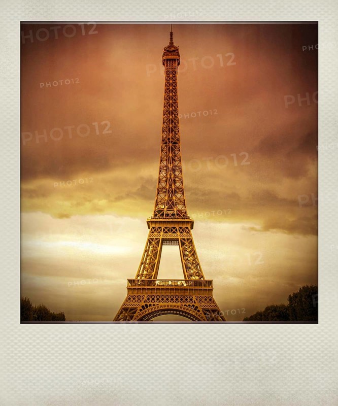 Vintage polaroid photo of Eiffel tower