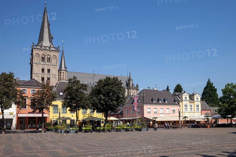 St. Viktor's Cathedral and market