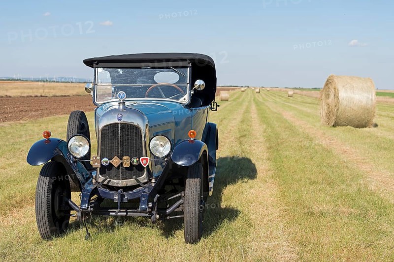 Oldtimer Citroen B10 in hay field