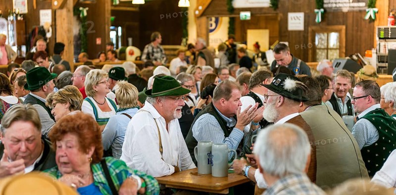 Guests in the beer tent Zur Schonheitskonigin