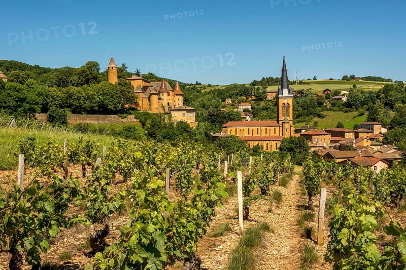 Castle and church of Jarnioux